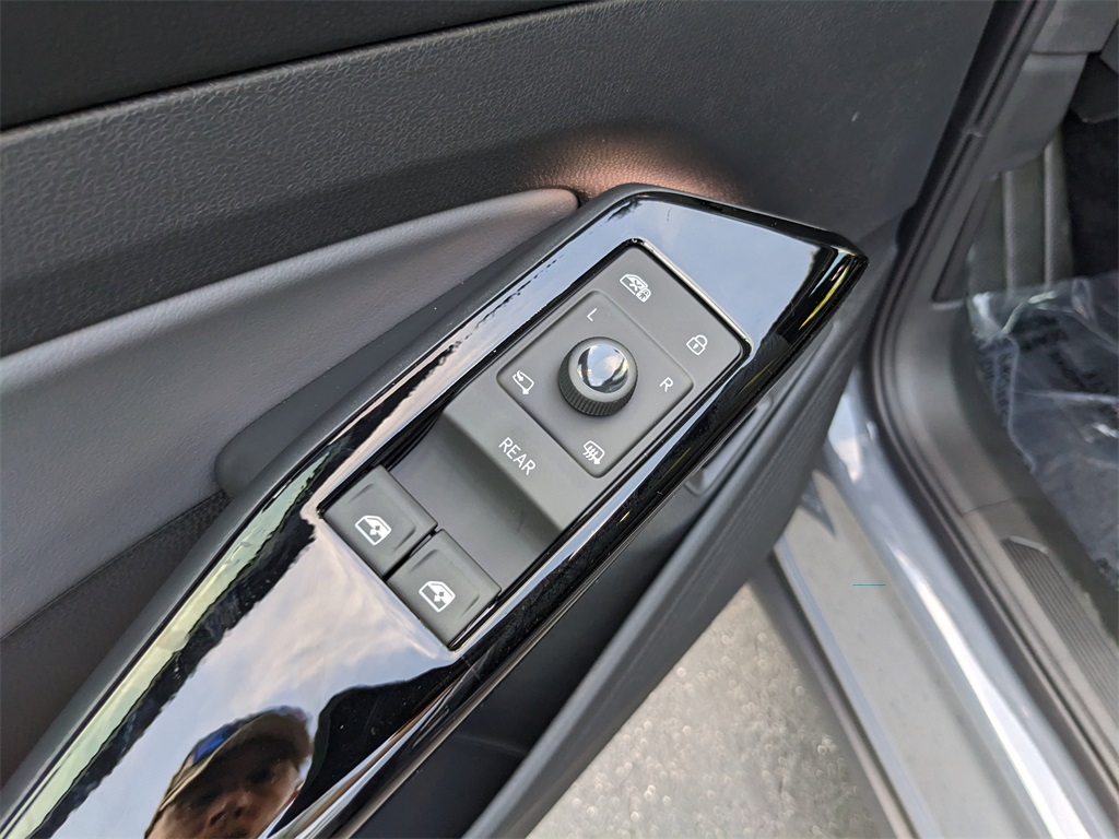 2025 Volkswagen ID.4 Pro Plus photo 16