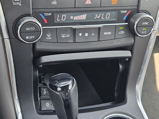 2017 Toyota Camry XLE photo 21