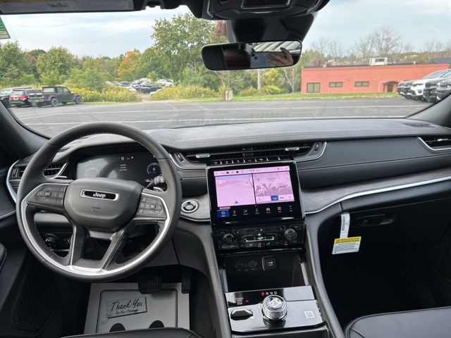 2025 Jeep Grand Cherokee Limited photo 2