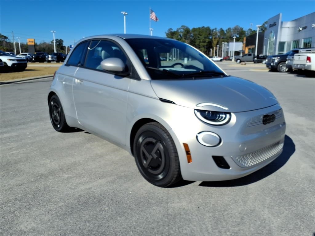 2025 FIAT 500e Base's photo
