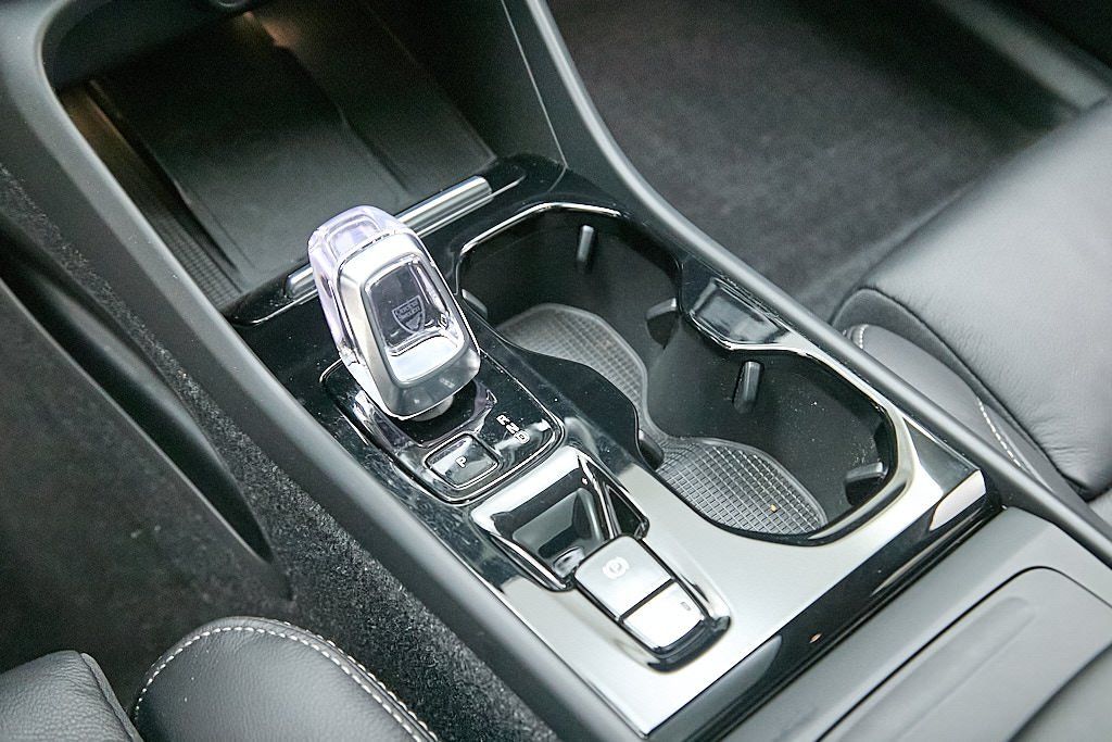 2023 VOLVO XC40 - Image 17