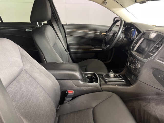 2018 Chrysler 300 Touring photo 13