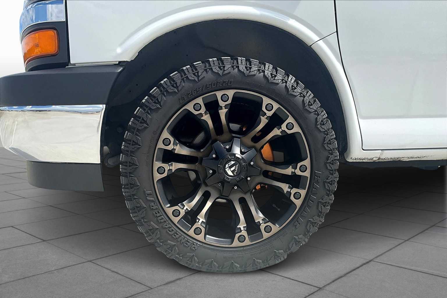 2018 Chevrolet Express Passenger LT photo 9