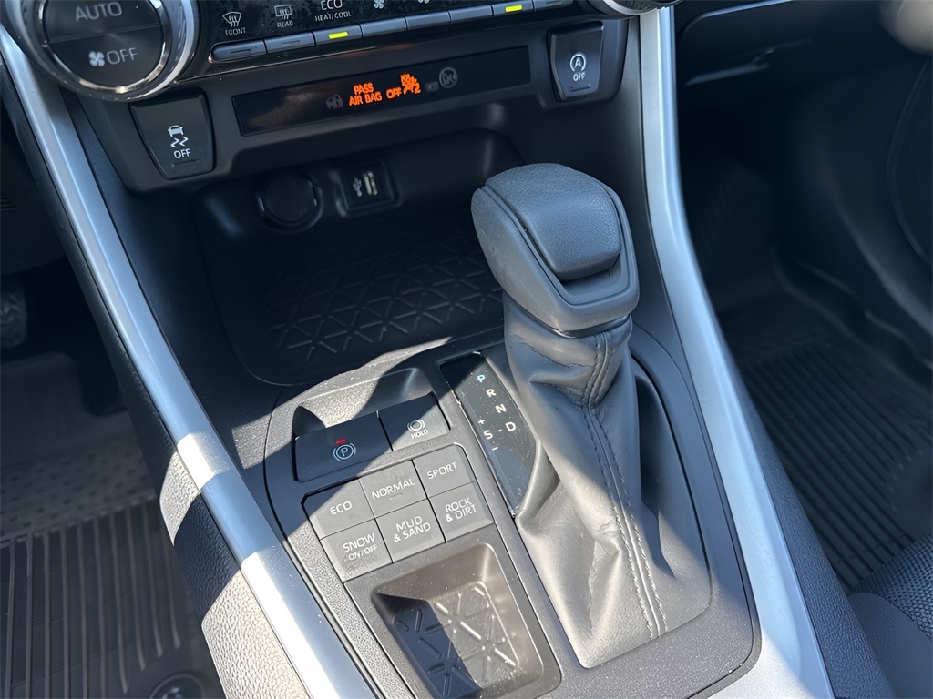 2025 Toyota RAV4 XLE photo 17
