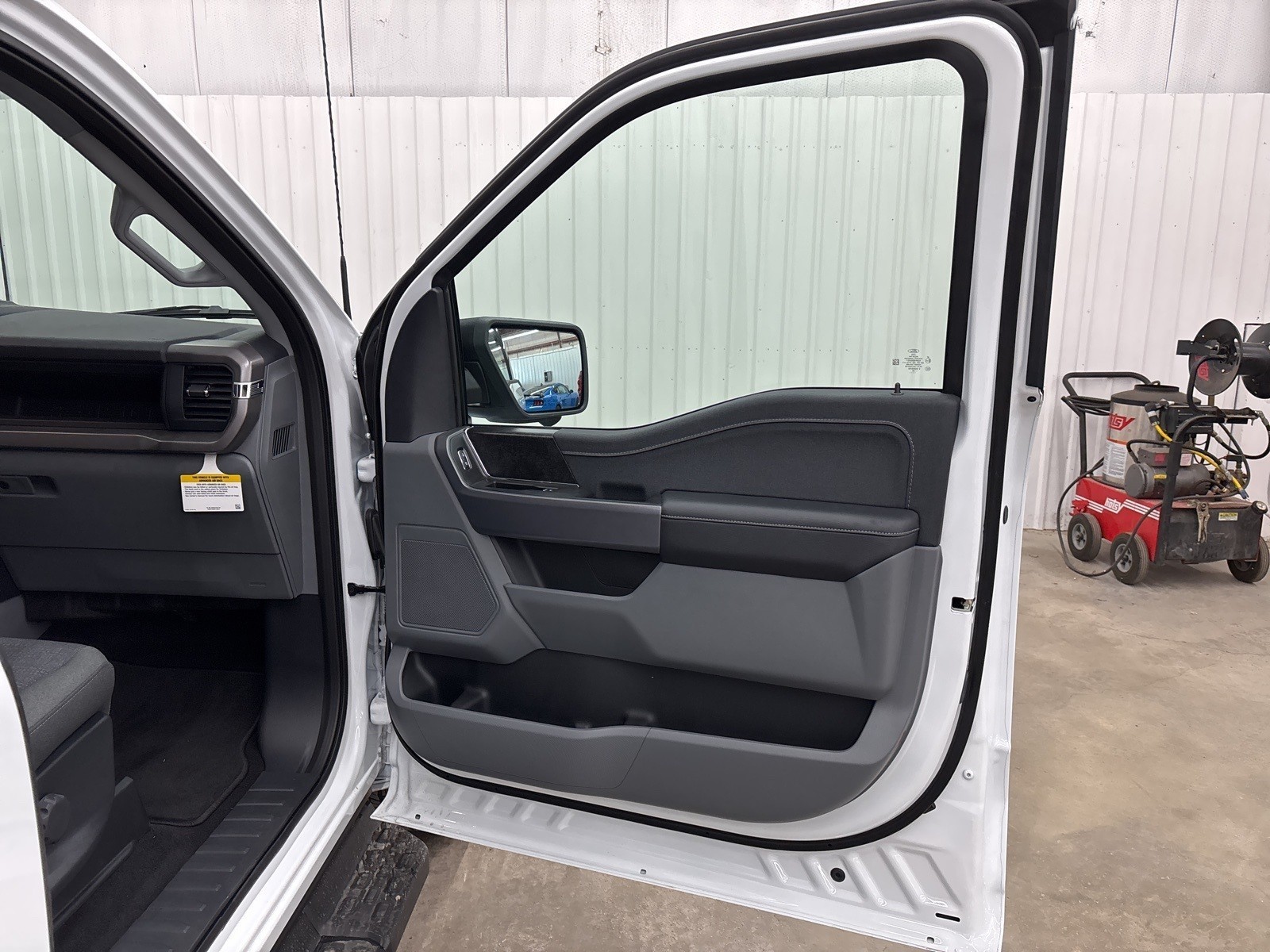2025 Ford F-150 Lightning XLT photo 24