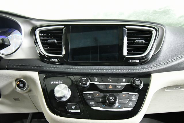 2019 Chrysler Pacifica Limited photo 3