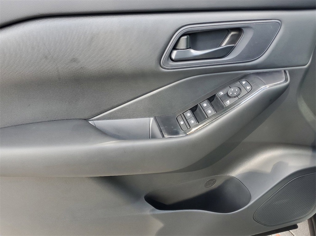 2025 Nissan Rogue S photo 16