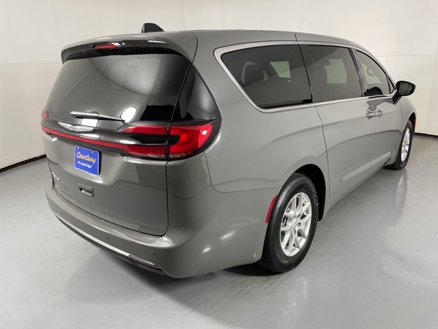 2025 Chrysler Pacifica photo 8