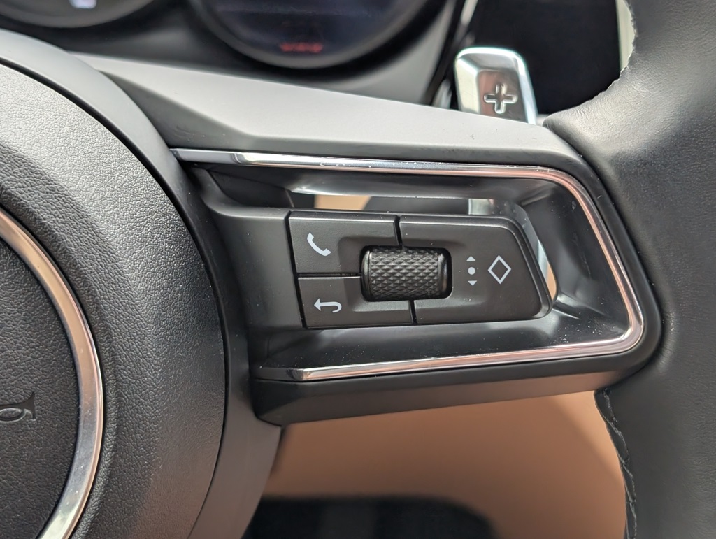 2025 Porsche Macan T photo 21