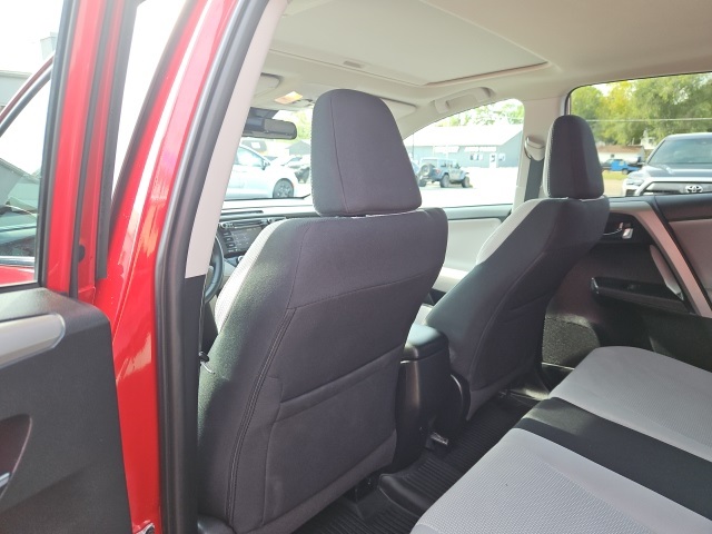 2017 Toyota RAV4 XLE photo 15