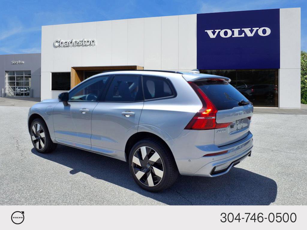 2025 Volvo XC60 Hybrid Plus photo 4