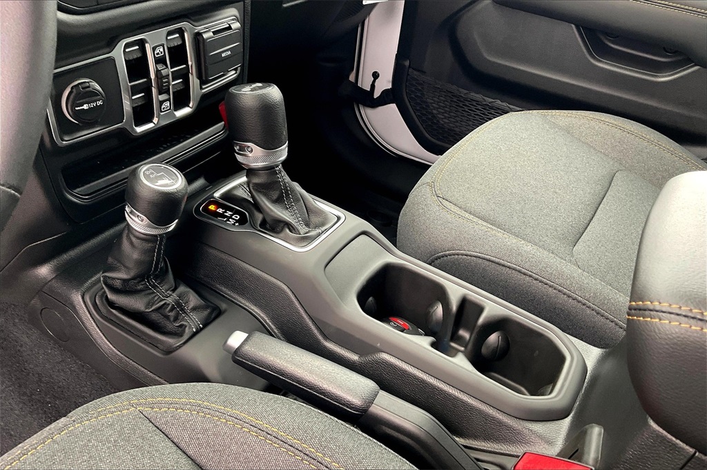 2025 Jeep Wrangler Sahara photo 13