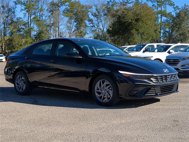 2025 Hyundai Elantra SEL Sport photo 3