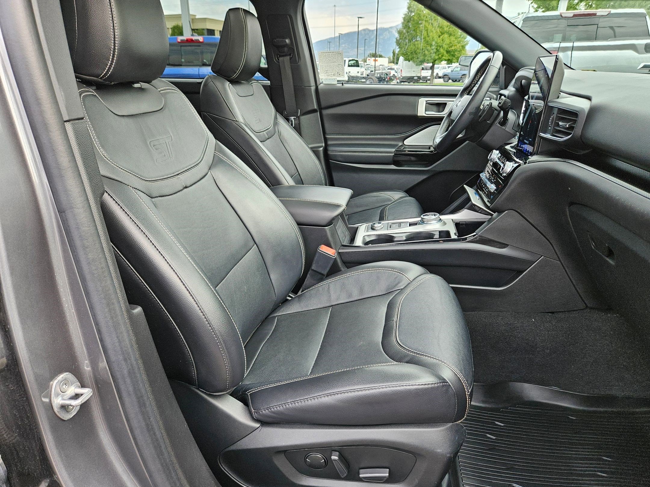 2023 Ford Explorer ST photo 29