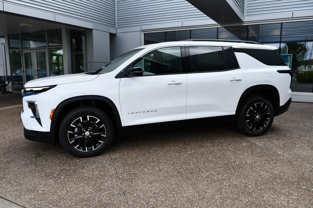 2026 Chevrolet Traverse photo 2