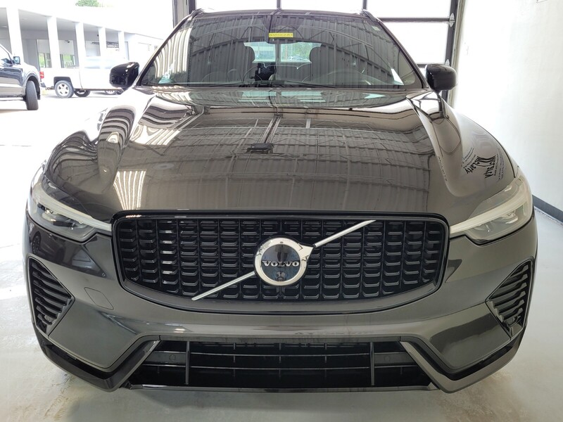 2022 Volvo XC60 B5 R-Design photo 3