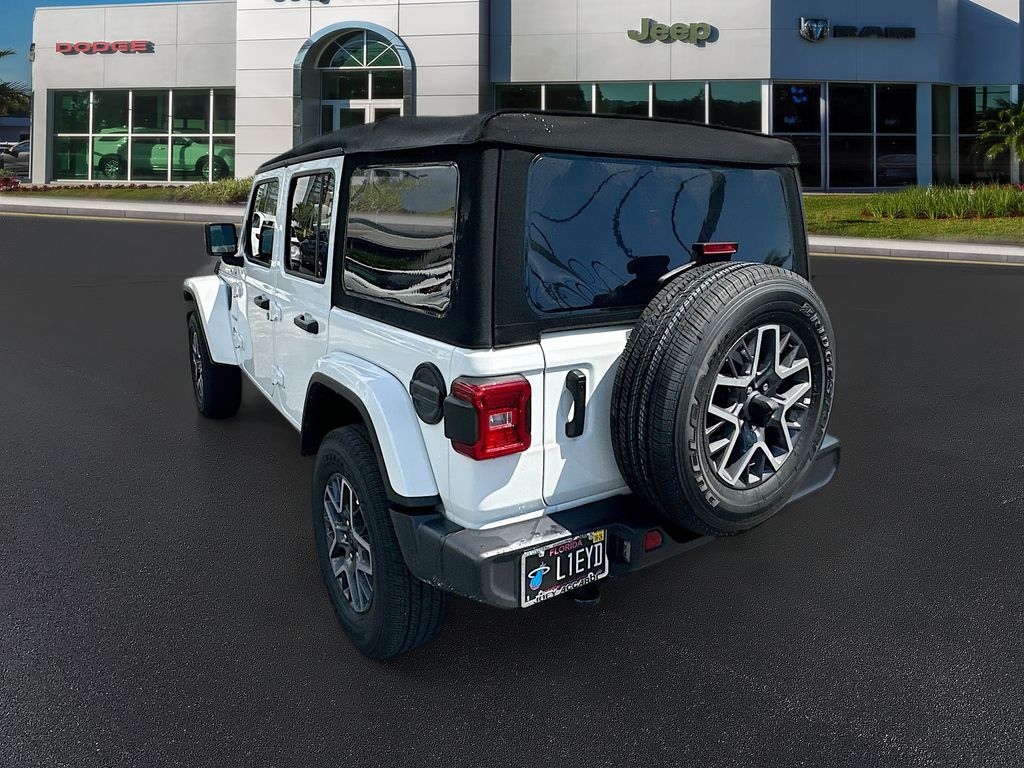 2024 Jeep Wrangler Sahara photo 5