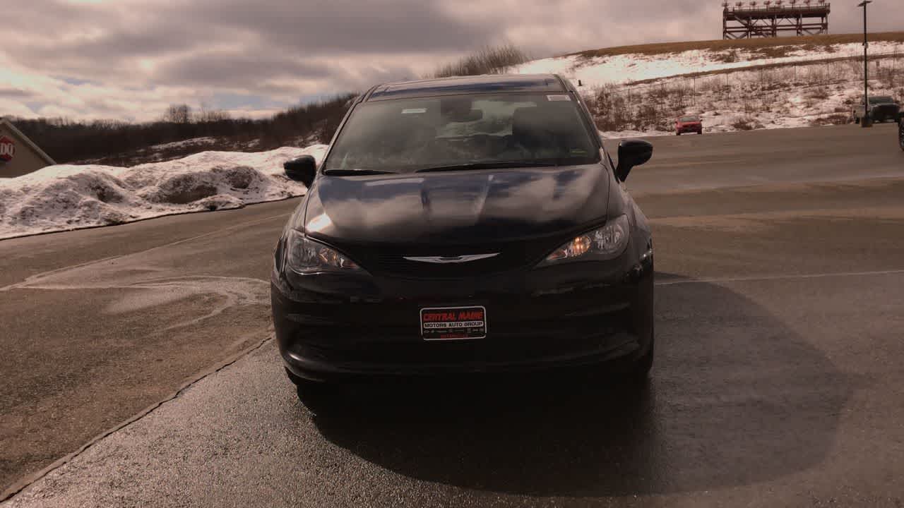 2025 Chrysler Voyager LX photo 4