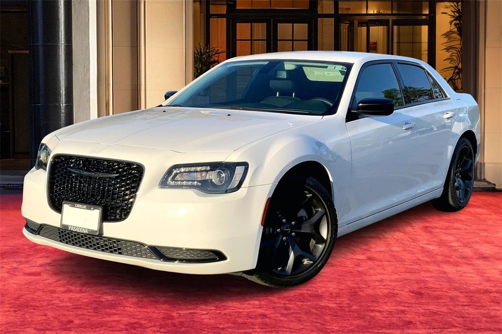2022 Chrysler 300 Touring's photo