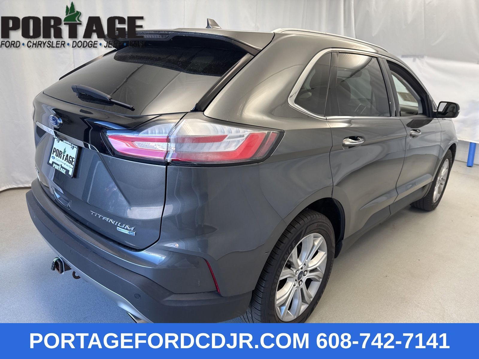 2019 Ford Edge Titanium photo 2