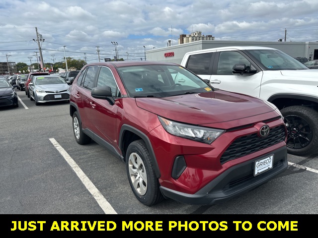 2022 Toyota RAV4 LE photo 3