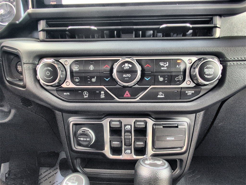2024 Jeep Wrangler Sahara photo 16