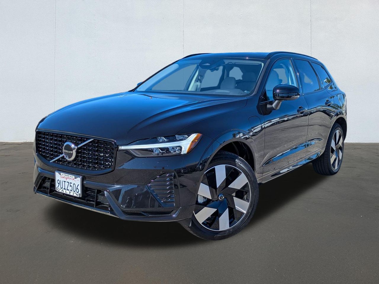 2025 Volvo XC60 Plus's photo