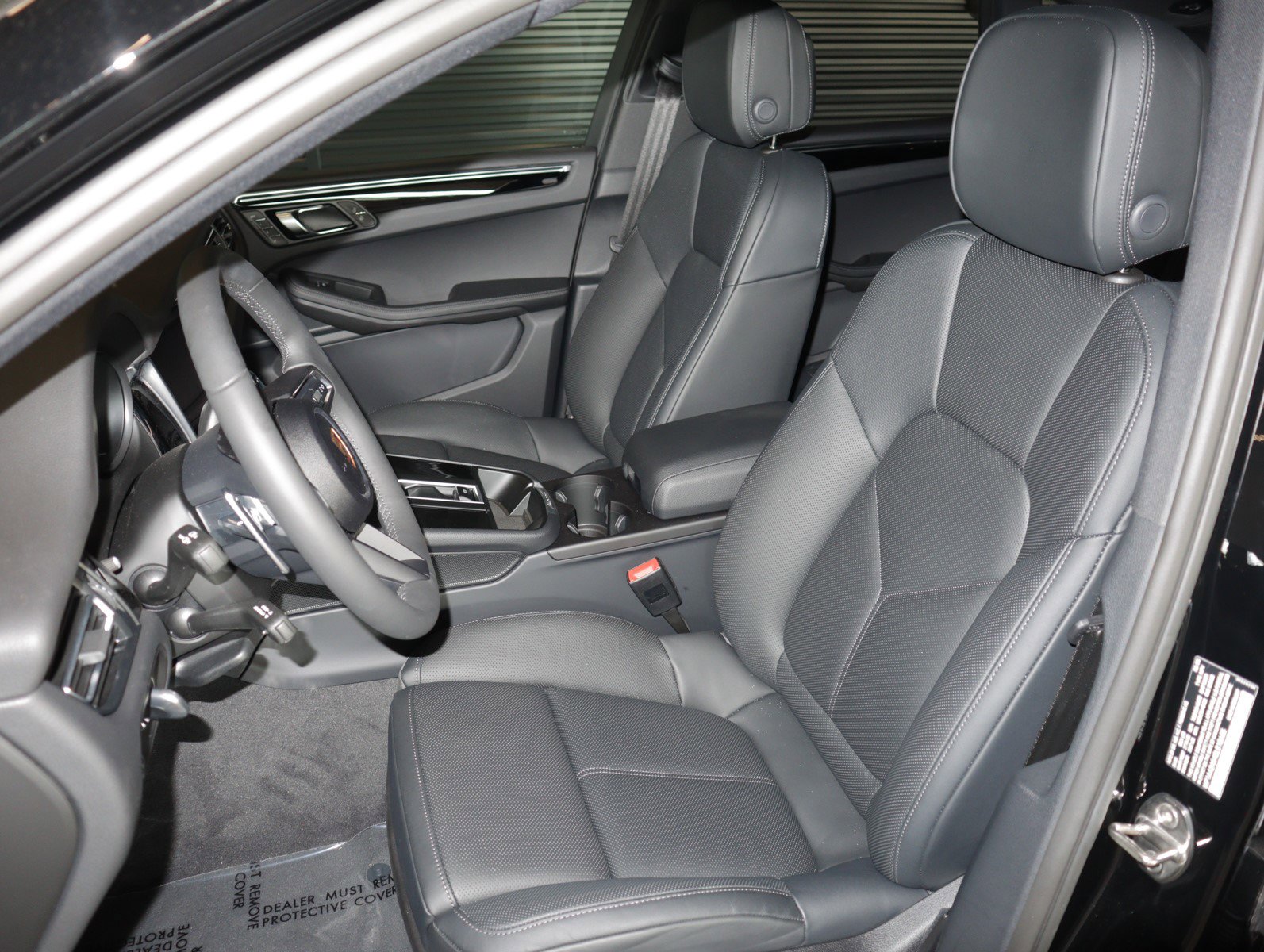 2025 Porsche Macan T photo 4