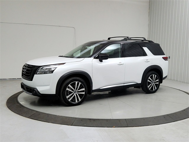 2025 Nissan Pathfinder Platinum photo 2