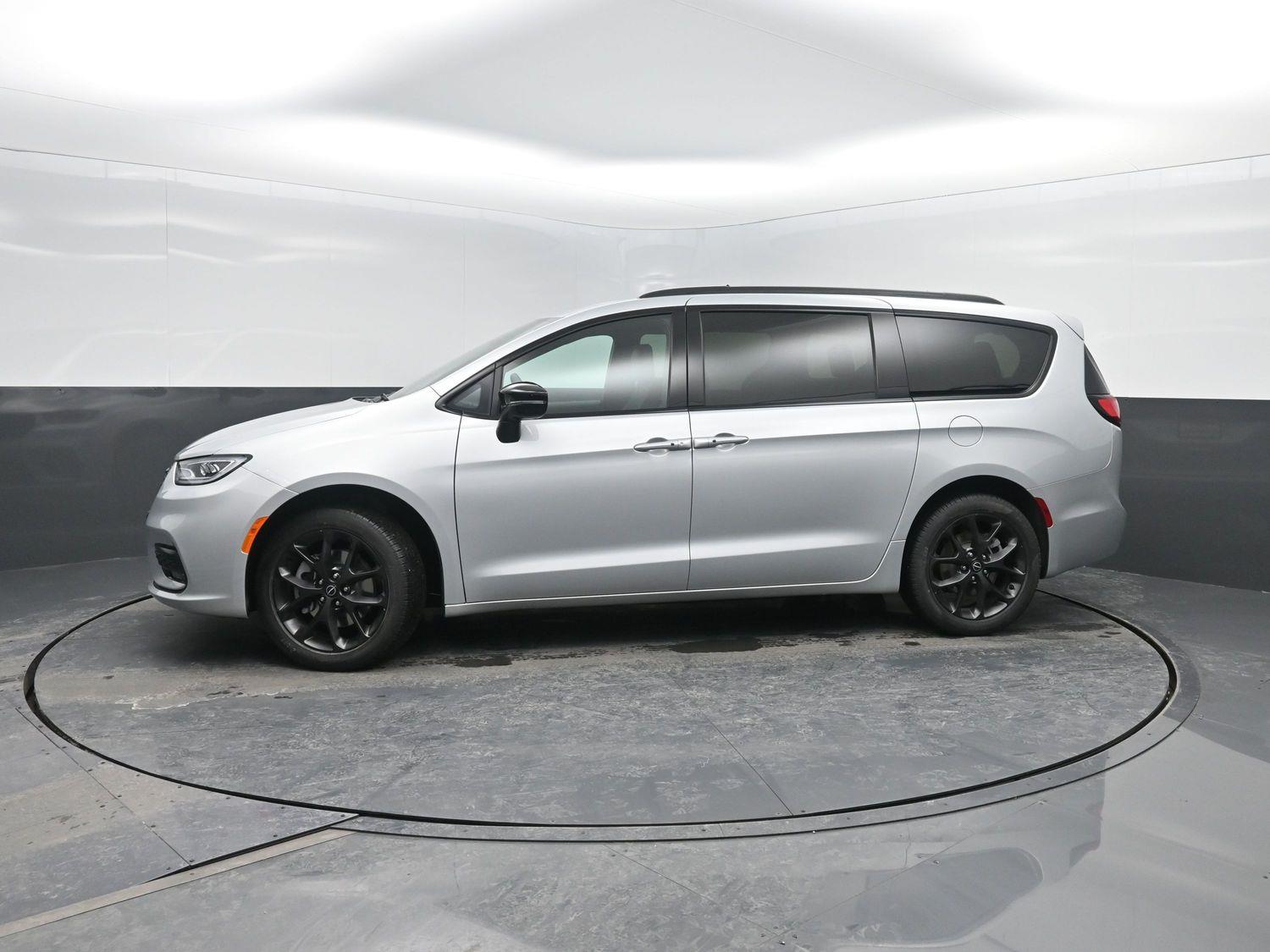 2026 Chrysler Pacifica Select's photo