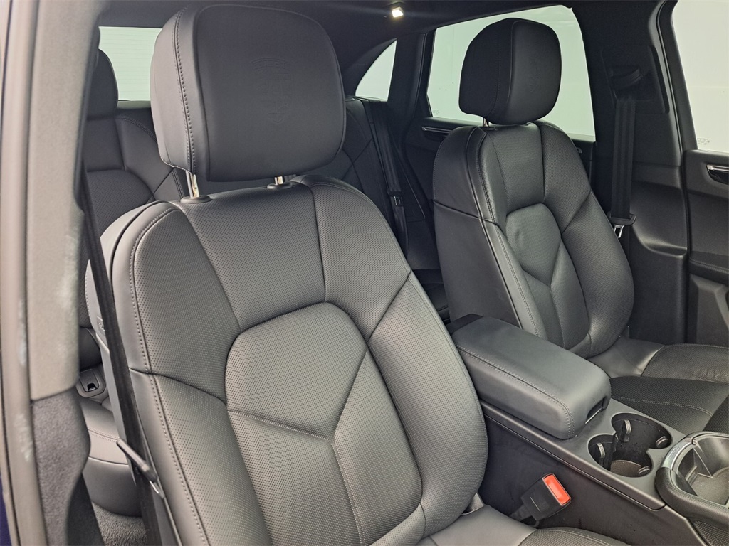 2022 Porsche Macan Base photo 18