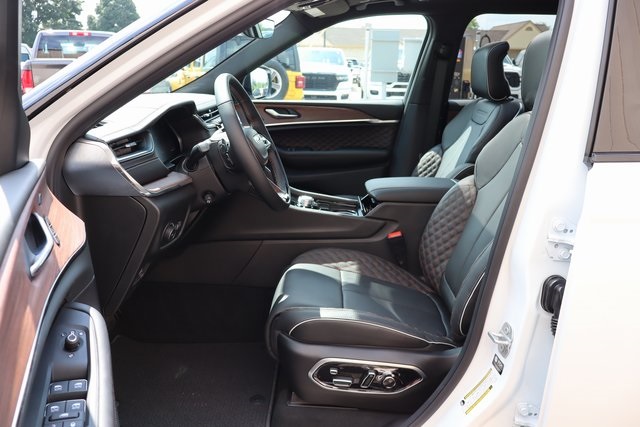 2025 Jeep Grand Cherokee L Summit photo 9