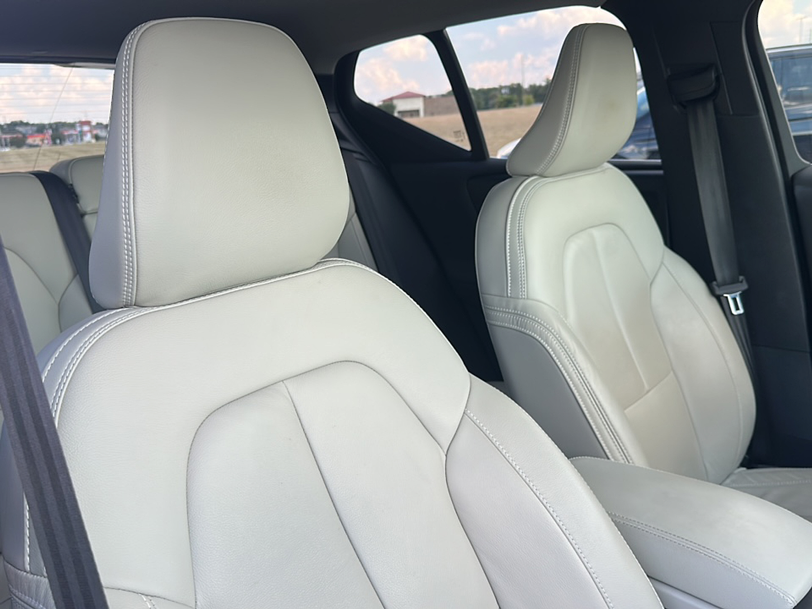 2023 Volvo XC40 Plus photo 11