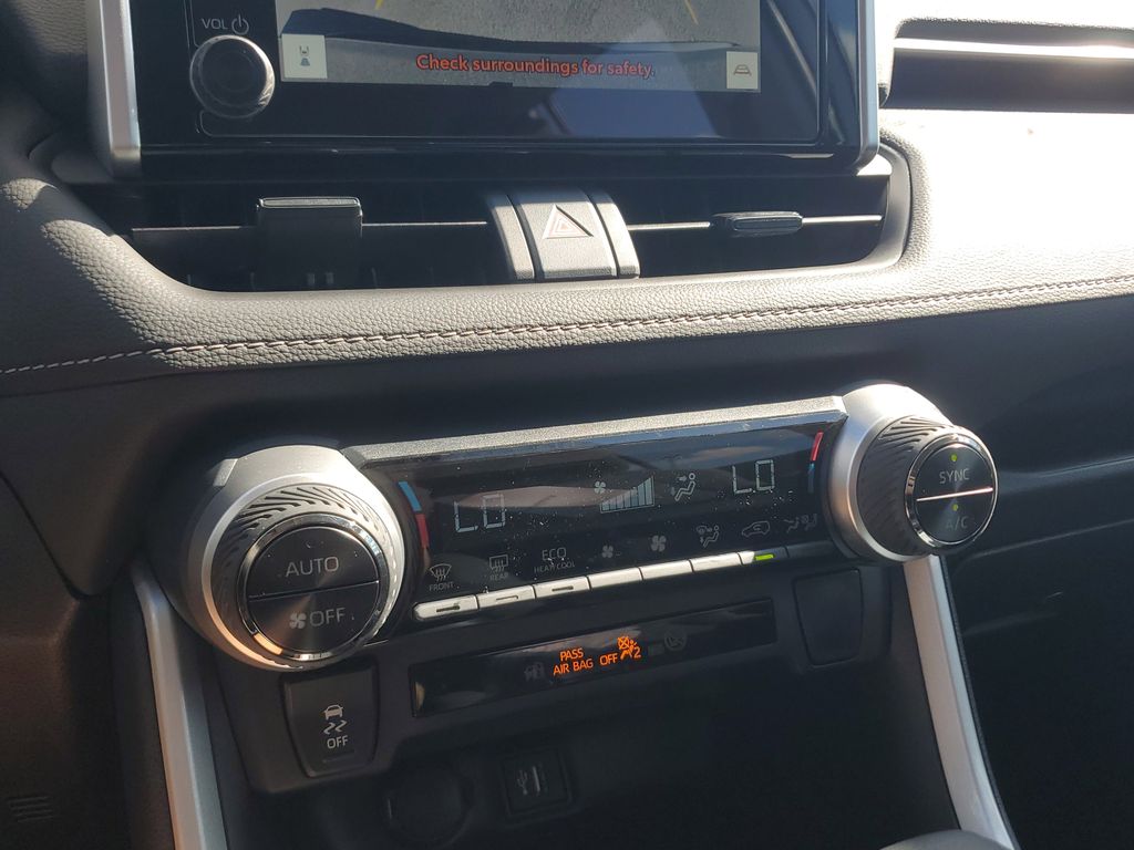 2025 Toyota RAV4 Hybrid XLE photo 21
