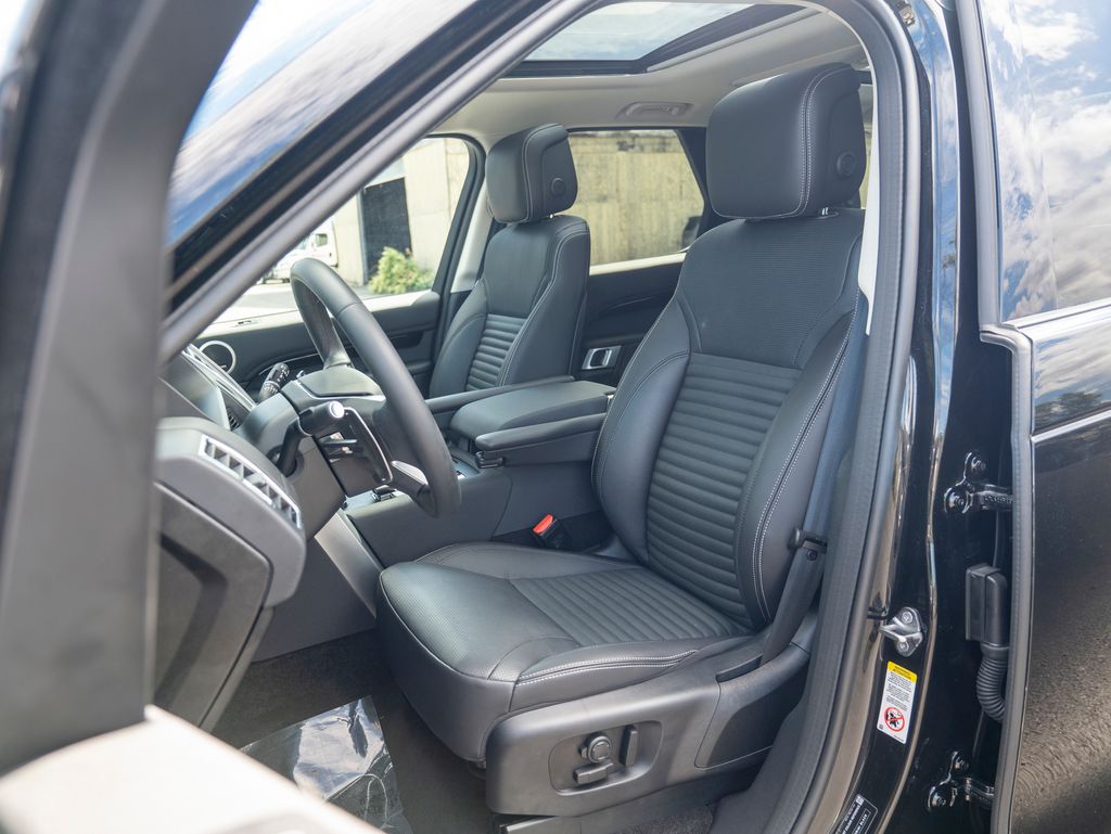 2024 Land Rover Discovery S photo 15