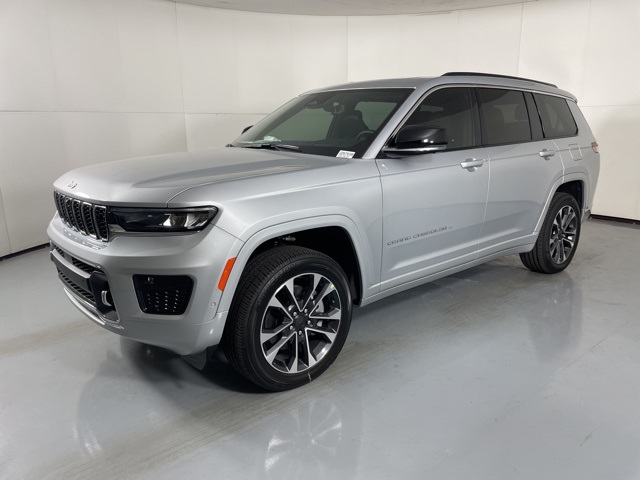 2025 Jeep Grand Cherokee Overland photo 3
