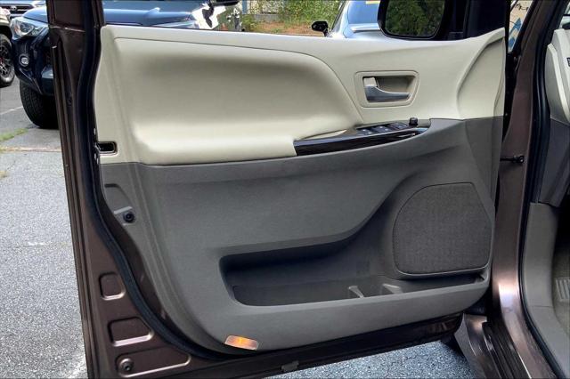 2020 Toyota Sienna XLE photo 19