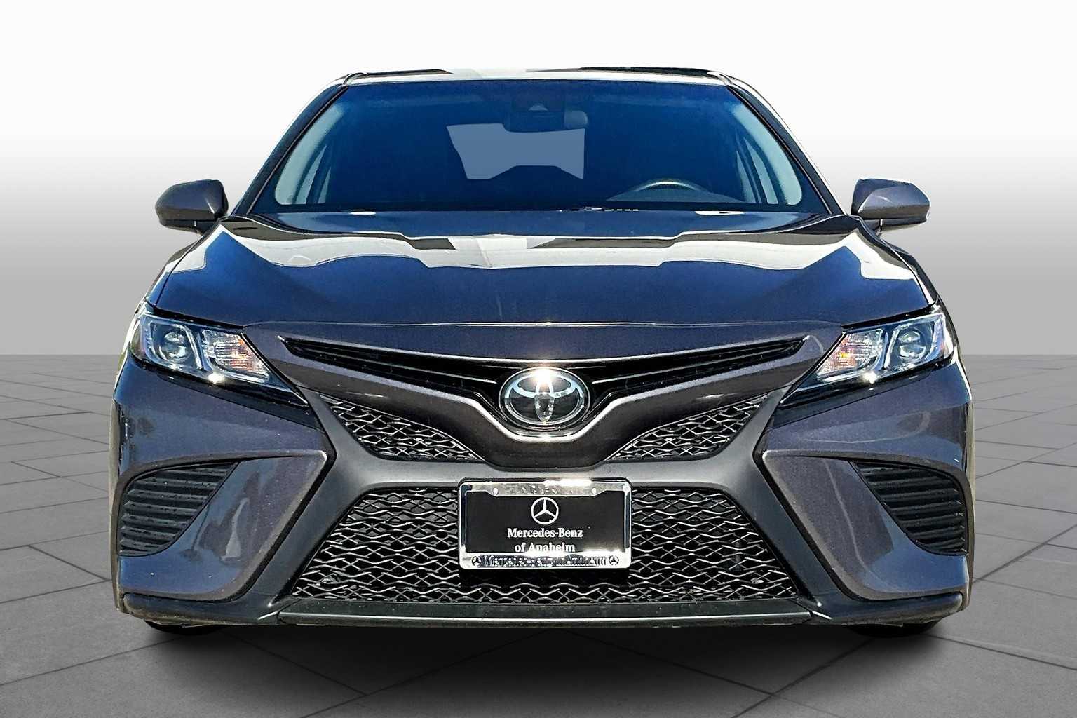 2020 Toyota Camry SE photo 3