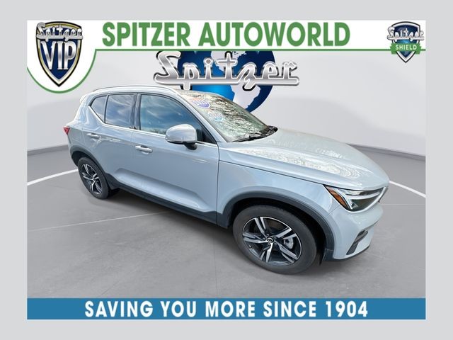 2025 Volvo XC40 Core's photo