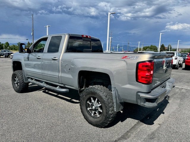2017 Chevrolet Silverado 1500 LT photo 2