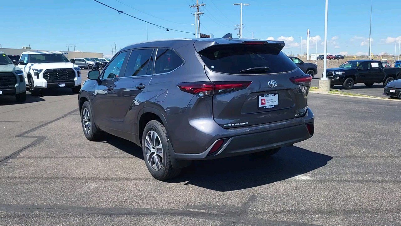 2024 Toyota Highlander XLE photo 3