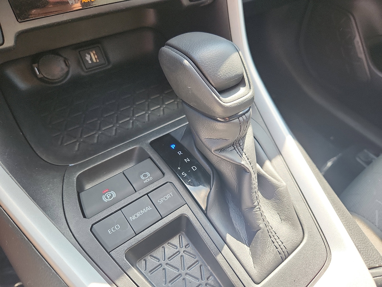 2024 Toyota RAV4 XLE photo 13