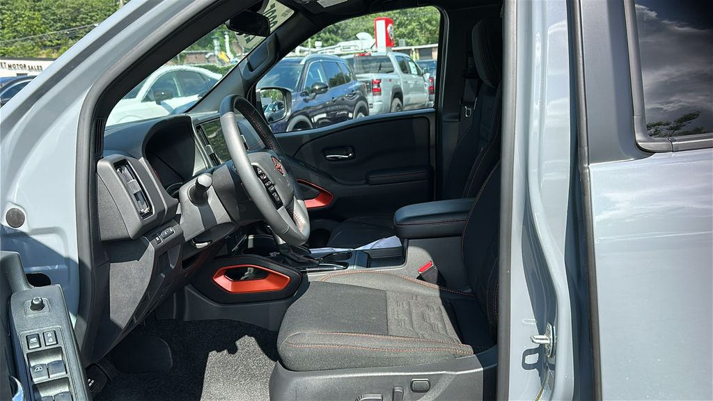 2025 Nissan Frontier PRO-4X photo 11