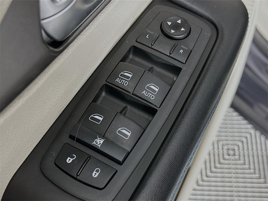 2021 Chrysler Pacifica Touring photo 19