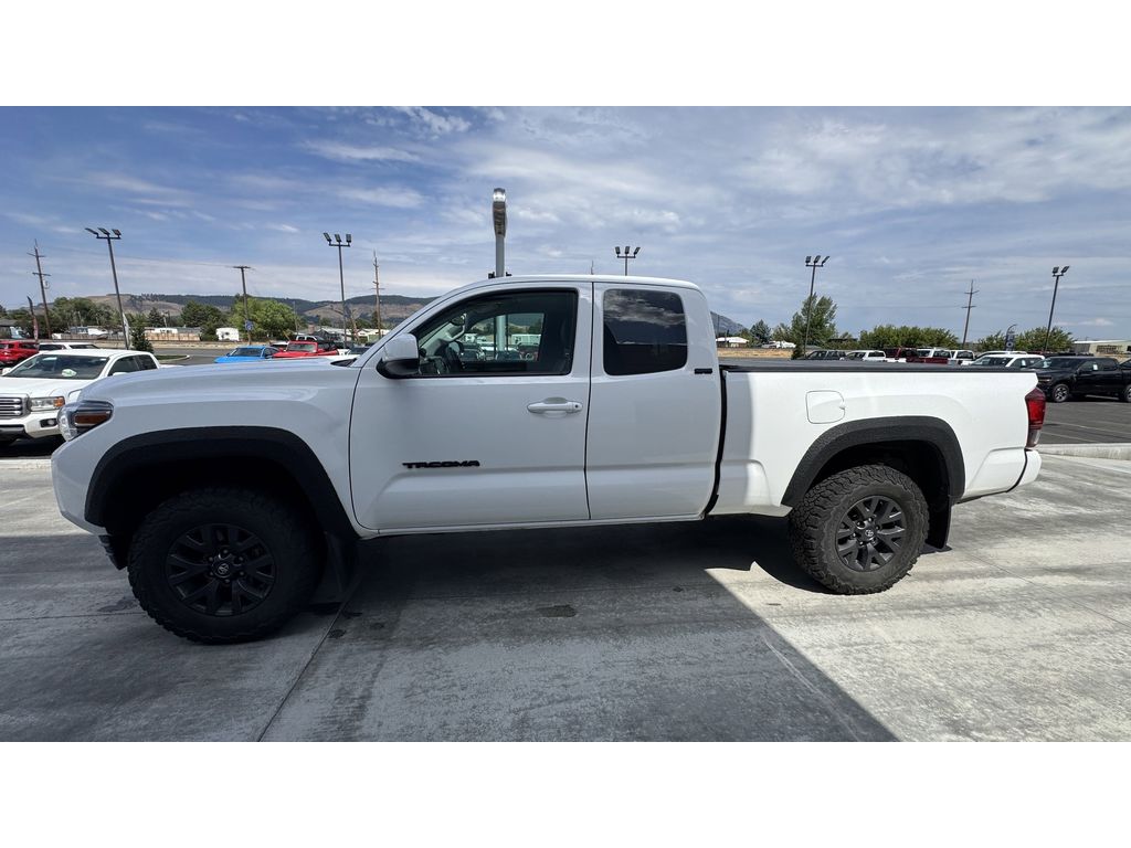 2022 Toyota Tacoma SR5 photo 2