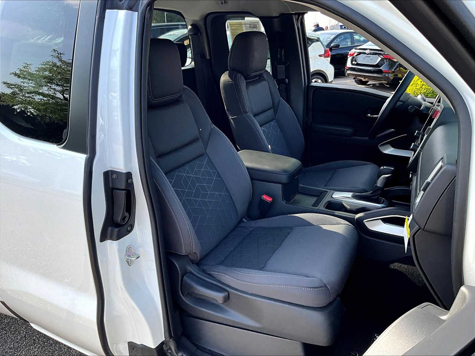 2025 Nissan Frontier SV photo 11