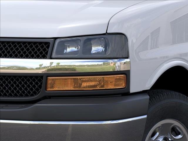 2025 Chevrolet Express Cutaway 3500 photo 2