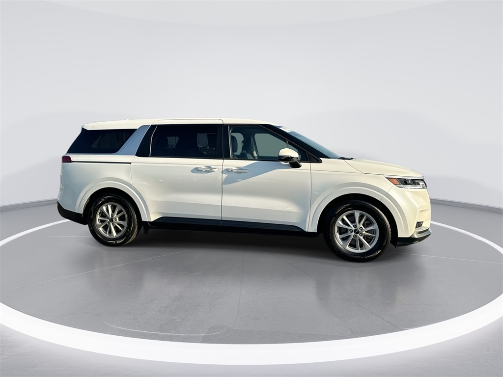 2024 Kia Carnival LX photo 9