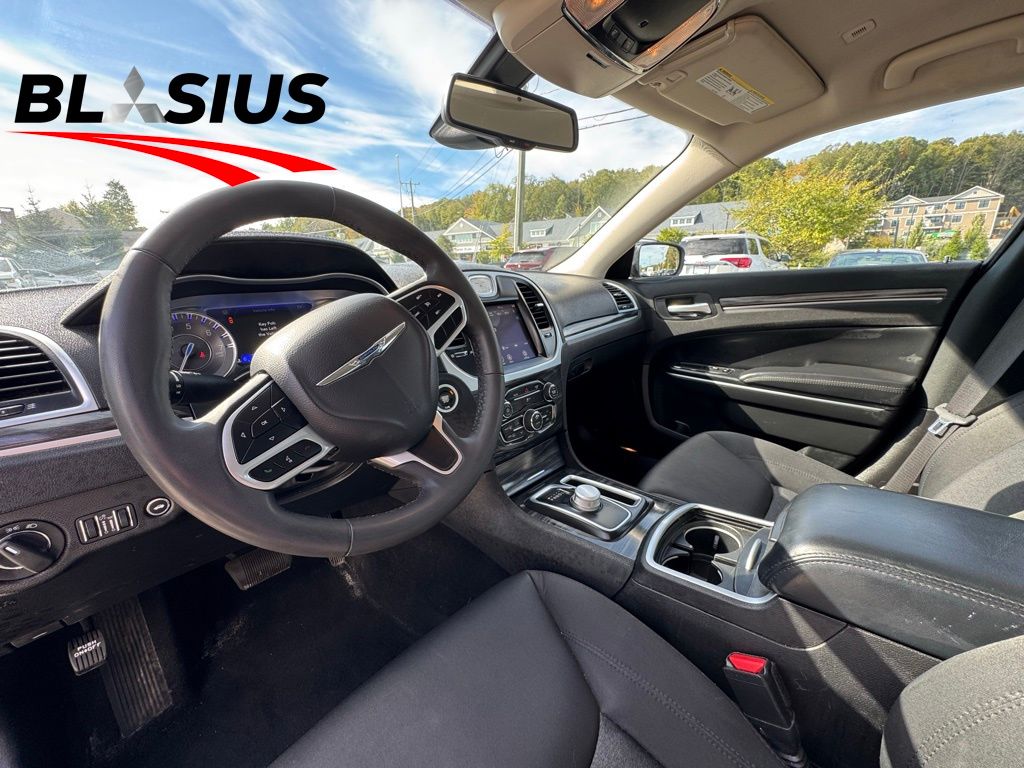 2022 Chrysler 300 Touring photo 9