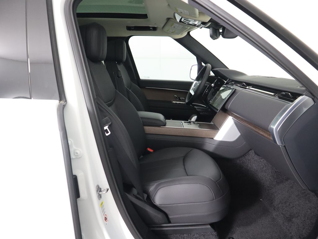 2025 Land Rover Range Rover SE photo 17
